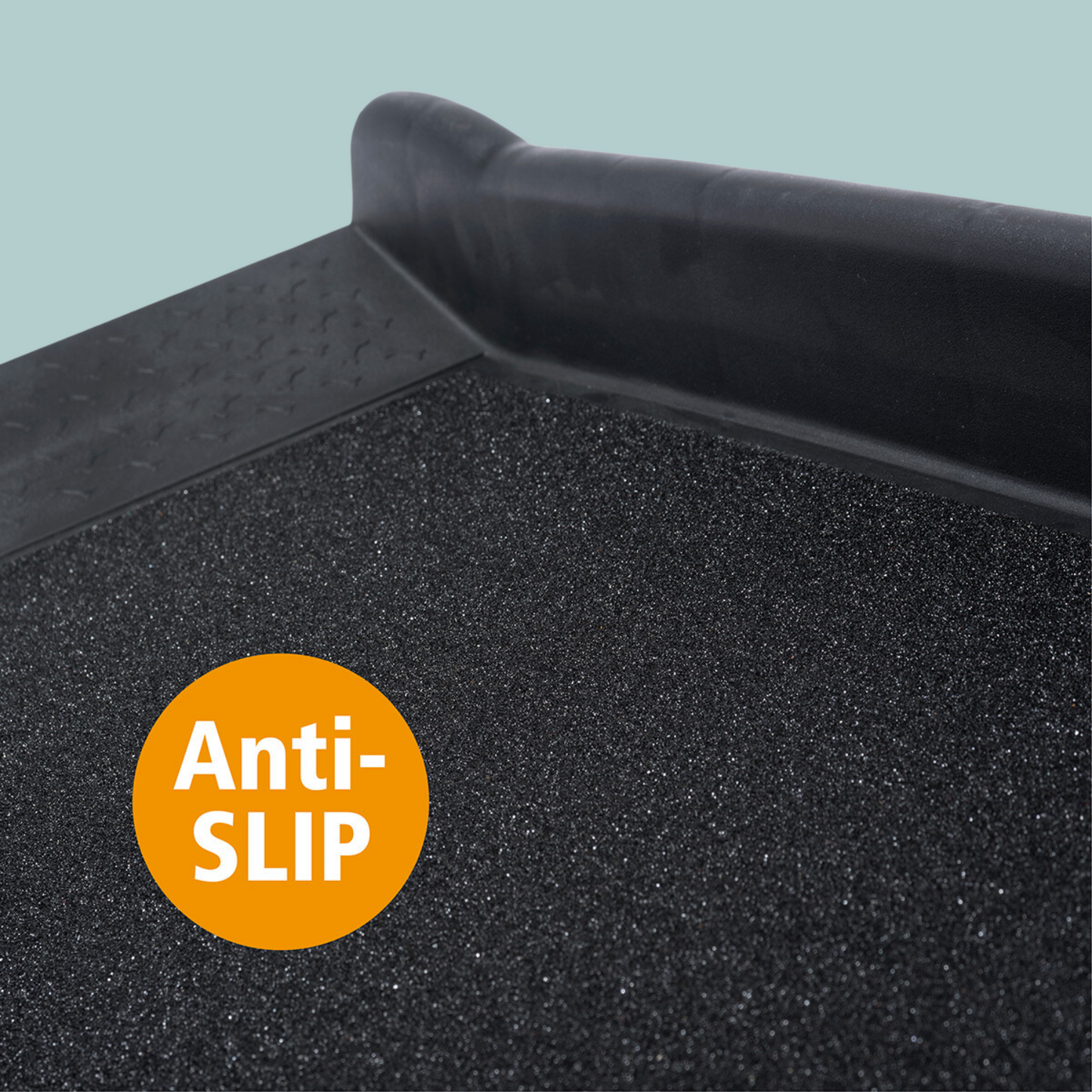 Nahaufnahme der Hunderampe mit dem Hinweis "Anti-Slip"